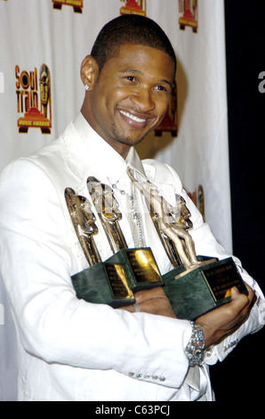 Usher im Presseraum für 2005 Soul Train Music Awards, Paramount Studios, Los Angeles, CA, Montag, 28. Februar 2005. Foto von: Michael Germana/Everett Collection Stockfoto