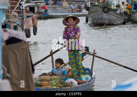 Nicht identifizierte Vietnamesin Rudern kleine Holzboot, Verkauf von Produkten am schwimmenden Markt in Can Tho, Vietnam Stockfoto