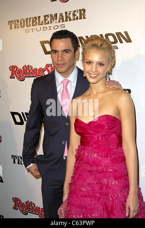 Jessica Alba, Cash Warren im Ankunftsbereich für SIN CITY Premiere, Manns National Theatre in Westwood, Los Angeles, CA, 28. März 2005. Foto von: Michael Germana/Everett Collection Stockfoto