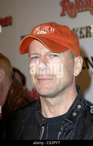 Bruce Willis im Ankunftsbereich für SIN CITY Premiere, Manns National Theatre in Westwood, Los Angeles, CA, 28. März 2005. Foto von: Stockfoto