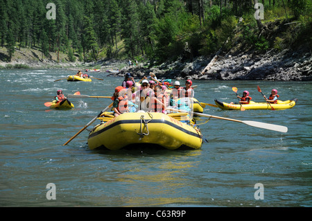 Schlauchboote Paddel, Ausrüstung, Boot, Dory und aufblasbaren Kajaks mit der O.A.R.S.-Gruppe am Main Salmon River in Idaho Stockfoto