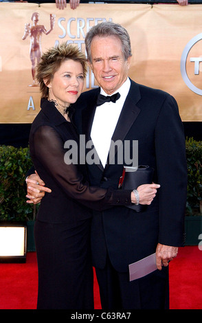 Annette Bening, Warren Beatty im Ankunftsbereich für 11. Annual Screen Actors Guild (SAG) Awards, Shrine Auditorium, Los Angeles, CA, Stockfoto