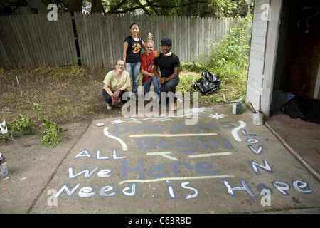 "Aufhellung Brightmoor" beschäftigt Nachbarschaft Sommerprojekt, lokale Jugend und einer internationalen Gruppe von Freiwilligen in Detroit, MI Stockfoto