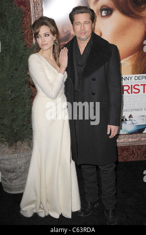 Angelina Jolie, Brad Pitt im Ankunftsbereich für THE TOURIST Premiere, The Ziegfeld Theatre, New York, NY 6. Dezember 2010. Foto von: Kristin Callahan/Everett Collection Stockfoto