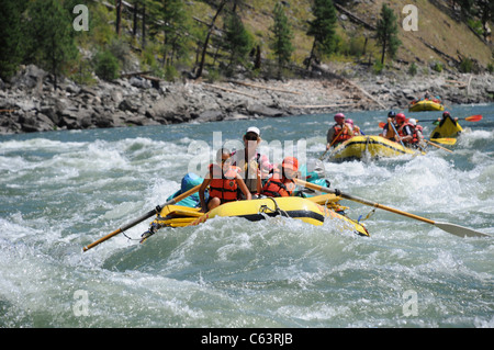 Schlauchboote Paddel, Ausrüstung, Boot, Dory und aufblasbaren Kajaks mit der O.A.R.S.-Gruppe am Main Salmon River in Idaho Stockfoto