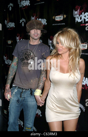 Tommy Lee, Pamela Anderson im Ankunftsbereich für Rokbar Hollywood Launch Party, Rokbar Hollywood, Los Angeles, Kalifornien, 30. Juni 2005. Foto von: Tony Gonzalez/Everett Collection Stockfoto