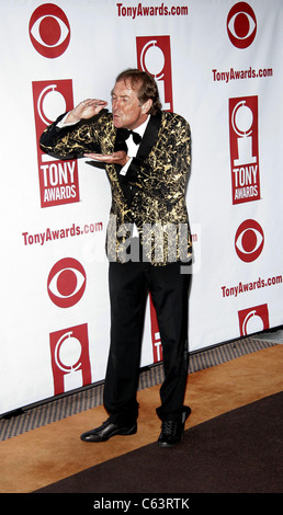 Eric Idle im Presseraum für American Theatre Wing Antoinette Perry Tony Awards 2005, der Rainbow Room, New York, NY, Juni Stockfoto