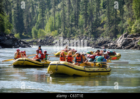 Schlauchboote Paddel, Ausrüstung, Boot, Dory und aufblasbaren Kajaks mit der O.A.R.S.-Gruppe am Main Salmon River in Idaho Stockfoto