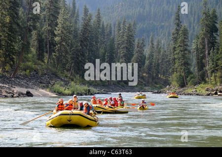 Schlauchboote Paddel, Ausrüstung, Boot, Dory und aufblasbaren Kajaks mit der O.A.R.S.-Gruppe am Main Salmon River in Idaho Stockfoto