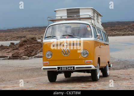 VW Volkswagen Erker Devon Camper van klassische Luft gekühlt hinteren engined van Pop-up-Dach Strand orange weiß Stockfoto