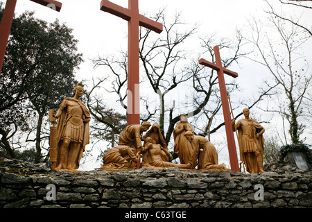 Lourdes im Winter: Jesus Christus am Kreuz, Kreuzigung, der Kalvarienberg. Stockfoto