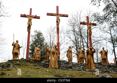 Lourdes im Winter: Jesus Christus am Kreuz, Kreuzigung, der Kalvarienberg. Stockfoto