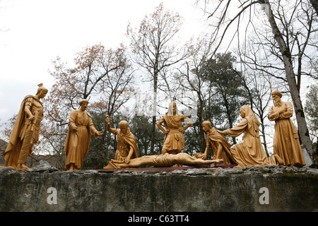 Lourdes im Winter: Jesus Christus mit dem Kreuz, Kreuzigung, der Kalvarienberg. Stockfoto