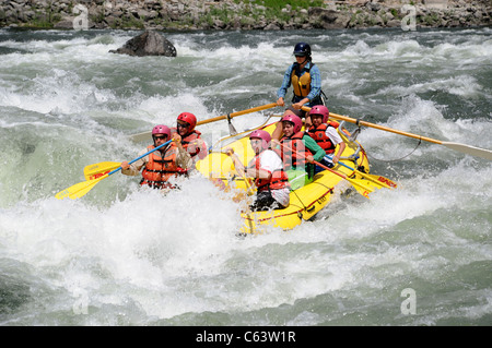 Paddel Schlauchboot mit Familien und professionelle Ruderer in großen Stockente Stromschnellen am Main Salmon River in Idaho mit O.A.R.S. Stockfoto