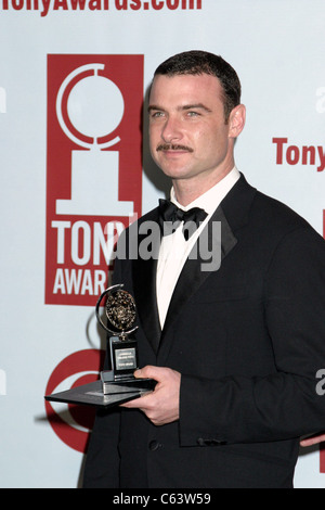 Liev Schreiber im Presseraum für American Theatre Wing Antoinette Perry 2005 Tony Awards, The Rainbow Room, New York, NY, Stockfoto