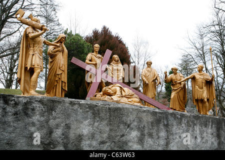 Lourdes im Winter: Jesus Christus mit dem Kreuz, Kreuzigung, der Kalvarienberg. Stockfoto