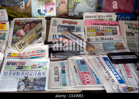 International und ethnischen Zeitungen bei einer News stehen auf Sonntag, 7. August 2011 in New York. (© Frances M. Roberts) Stockfoto