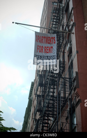 Ein Banner wirbt Wohnungen zu verkaufen in Murray Hill in New York auf Samstag, 6. August 2011. (© Frances M. Roberts) Stockfoto