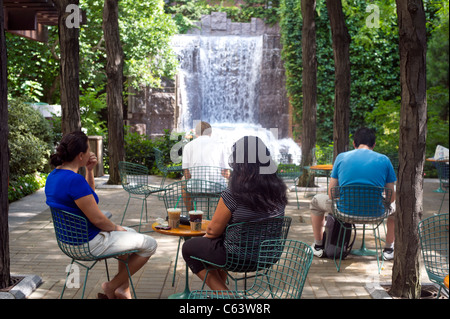 Greenacre Park, eine Weste Pocket-Park im Osten 51 St. in Midtown in New York am Mittwoch, 10. August 2011. (© Frances M. Roberts) Stockfoto