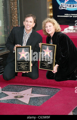 Mark & Kim bei der Induktion Zeremonie für Stern auf dem Hollywood Walk of Fame für Mark Wallengren & Kim Amidon, neben Disney Soda Fountain am Hollywood Boulevard, Los Angeles, CA, 3. Februar 2006. Foto von: Jeremy Montemagni/Everett Collection Stockfoto