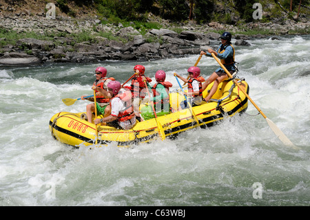 Paddel Schlauchboot mit Familien und professionelle Ruderer in großen Stockente Stromschnellen am Main Salmon River in Idaho mit O.A.R.S. Stockfoto