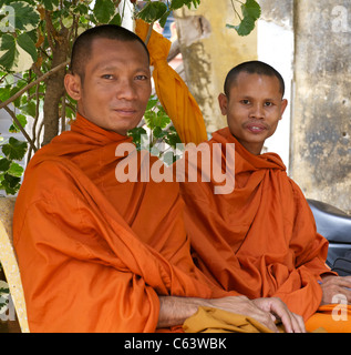 Zwei unbekannte buddhistische Mönche sitzen draußen in Siem Reap, Kambodscha Stockfoto