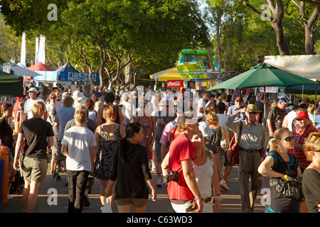 Massen und Ständen am Mindil Beach Sunset Market, Darwin, Northern Territory, Australien Stockfoto