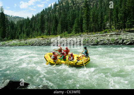 Schlauchboote Paddel, Ausrüstung, Boot, Dory und aufblasbaren Kajaks in der O.A.R.S. Gruppe bei großen Stockente am Main Salmon River in Idaho Stockfoto