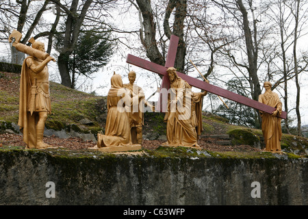 Lourdes im Winter: Jesus Christus mit dem Kreuz, Kreuzigung, der Kalvarienberg. Stockfoto