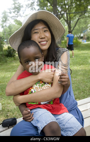 Junge Frau aus China, die eine freiwillige helfende zur Erhebung der verwüsteten Brightmore Nachbarschaft von Detroit, MI Stockfoto