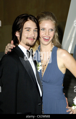 Lou Taylor Pucci, Kelli Garner im Ankunftsbereich für THUMBSUCKER Premiere, The Egyptian Theatre, Los Angeles, CA, 6. September 2005. Stockfoto