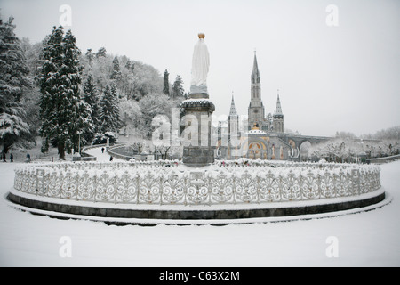 Lourdes im Winter: Basilika der Unbefleckten Empfängnis, Heiligtum von Lourdes. Stockfoto