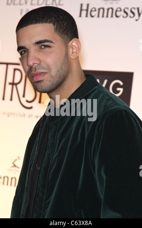 Drake im Ankunftsbereich für Drake Light Träume & Alpträume Tour Finale Party, Tryst Nachtclub im Wynn Las Vegas, Las Vegas, NV 6. November 2010. Foto von: MORA/Everett Collection Stockfoto