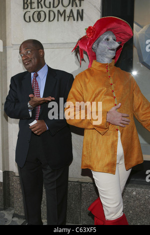 Al Roker im Ankunftsbereich für Madonna LOTSA DE KASCHA Book Launch Party, Bergdorf Goodman Kaufhaus, New York, NY, 7. Juni 2005. Foto von: Gregorio Binuya/Everett Collection Stockfoto