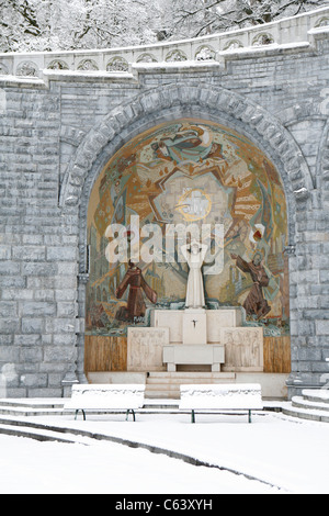 Lourdes im Winter: Rosenkranzbasilika und Bernadette Sourbirous, Heiligtum von Lourdes. Stockfoto