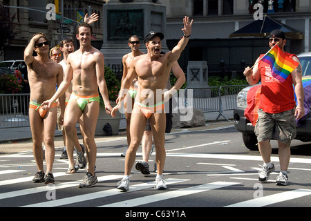 Demonstranten auf der 2009 New York City Gay Pride Parade, New York, NY 28. Juni 2009. Foto von: Lee/Everett Collection Stockfoto