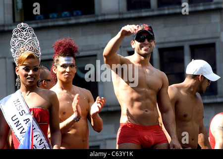 Demonstranten auf der 2009 New York City Gay Pride Parade, New York, NY 28. Juni 2009. Foto von: Lee/Everett Collection Stockfoto