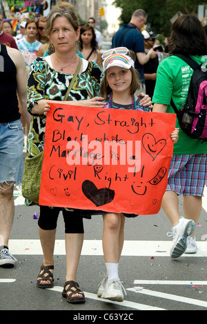 Demonstranten auf der 2009 New York City Gay Pride Parade, New York, NY 28. Juni 2009. Foto von: Lee/Everett Collection Stockfoto