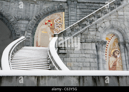 Lourdes im Winter: Rosenkranzbasilika, Heiligtum von Lourdes. Stockfoto