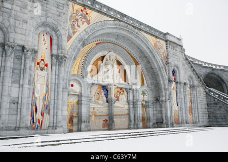 Lourdes im Winter: Rosenkranzbasilika, Heiligtum von Lourdes. Stockfoto