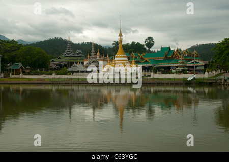 Blick über den See Wat Chong Kham in Mae Hong Son, Thailand Stockfoto