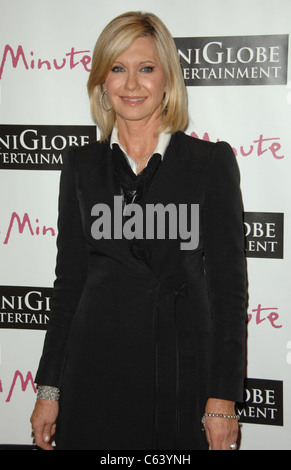 Olivia Newton-John im Ankunftsbereich für 1 A MINUTE LIVE Unterstützung von SUSAN G. KOMEN FOR THE CURE Premiere, Woodbury University, Burbank, CA 6. Oktober 2010. Foto von: Dee Cercone/Everett Collection Stockfoto