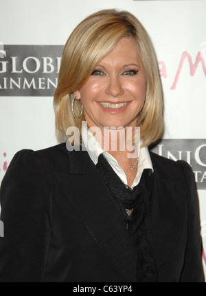 Olivia Newton-John im Ankunftsbereich für 1 A MINUTE LIVE Unterstützung von SUSAN G. KOMEN FOR THE CURE Premiere, Woodbury University, Burbank, CA 6. Oktober 2010. Foto von: Dee Cercone/Everett Collection Stockfoto