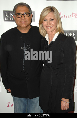 Deepak Chopra, Olivia Newton-John im Ankunftsbereich für 1 A MINUTE LIVE Unterstützung von SUSAN G. KOMEN FOR THE CURE Premiere, Woodbury University, Burbank, CA 6. Oktober 2010. Foto von: Dee Cercone/Everett Collection Stockfoto