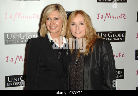 Olivia Newton John, Melissa Etheridge im Ankunftsbereich für 1 A MINUTE LIVE Unterstützung von SUSAN G. KOMEN FOR THE CURE Premiere, Woodbury Stockfoto