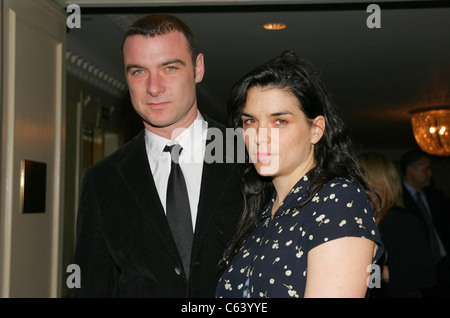 Liev Schreiber, Freundin an der New York Film Critics Circle Awards, New York, NY 9. Januar 2005. Foto von: Gregorio Binuya/Everett Collection Stockfoto