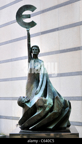 Brüssel / Bruxelles, Belgien. Europäischen Parlament-Gebäude (1993)-Bronze-Statue Frau mit Euro-Zeichen Stockfoto