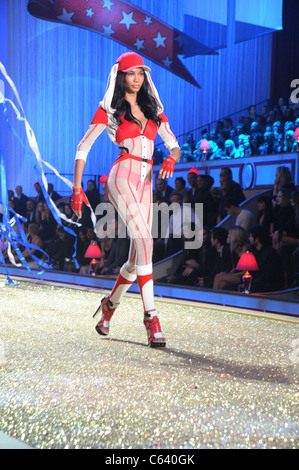 Chanel Iman auf dem Laufsteg für der Victorias Secret Fashion Show - Start-und Landebahn, Lexington Armory, New York, NY 10. November 2010. Foto von: Rob Rich/Everett Collection Stockfoto