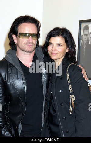 Bono, Ali Hewson im Ankunftsbereich für Anton Corbijn-Foto-Ausstellung feiert 22 Jahre von U2, Stellan Holm Gallery, New York, NY, 9. Oktober 2005. Foto von: Rob Rich/Everett Collection Stockfoto