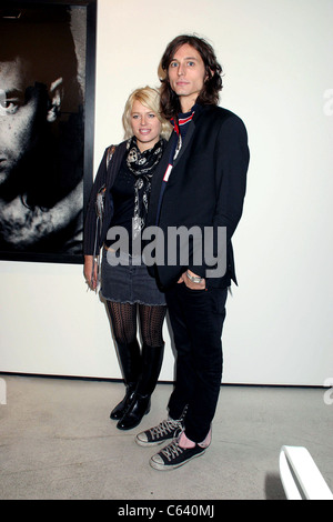 Amanda de Cadenet, Nick Valensi im Ankunftsbereich für Anton Corbijn-Foto-Ausstellung feiert 22 Jahre von U2, Stellan Holm Gallery, New York, NY, 9. Oktober 2005. Foto von: Rob Rich/Everett Collection Stockfoto